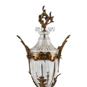 Pièce décorative luxueuse en laiton antique avec design élégant en verre et base ornée pour intérieurs de maison classiques - Product Image 2