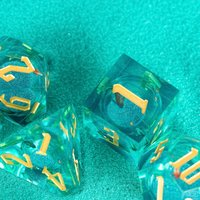 Ensemble de dés polyédriques en résine faits main personnalisés avec poisson rouge liquide et sable mouvant, 7 pièces pour RPG et Dungeons & Dragons