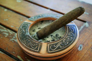 ที่เขี่ยบุหรี่ไม้ทรงกลมพร้อมเปลือกไม้ดีไซน์สำหรับใช้ในบ้านและสำนักงาน - Product Image 3