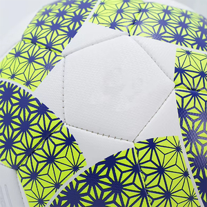 Ballon de football en cuir de haute qualité – Taille et logo personnalisés pour le sport et l'entraînement - Product Image 5