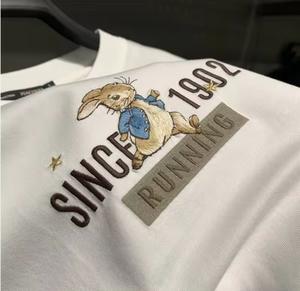 เสื้อยืดคอกลมผ้าฝ้ายหนานุ่ม ระบายอากาศได้ดี สีดำล้วน ทรงพอดีตัว ใส่สบาย เหมาะสำหรับการพิมพ์และปักลาย - Product Image 5