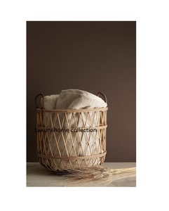 Cesta de mimbre natural de calidad artesanal para uso de diseño interior de hogar rústico como soporte de lavandería o acento de sala de estar - Product Image 1