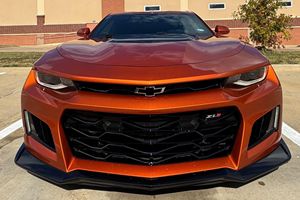 Chevrolet Camaro ZL1 Berline 2023 d'occasion, atmosphérique, avec contrôle de la suspension magnétique, couleur Orange Vif Métallisé, pneus R20, intérieur cuir foncé - Product Image 2