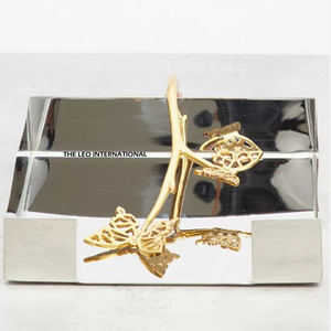 Design élégant Porte-serviettes décoratif en forme de fleur de couleur dorée pour la décoration de table Couleur noire - Product Image 4