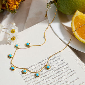 Collar de Acero Inoxidable Chapado en Oro de 18K J&D con Colgante de Flor Turquesa, Cadena de Eslabones Moderna, Regalo con Diamante y Perla - Product Image 5