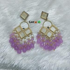 Boucles d'oreilles pendantes Kundan plaquées or à la mode avec des bijoux de déclaration ethnique en perles pour les mariages et les vêtements de fête - Product Image 3