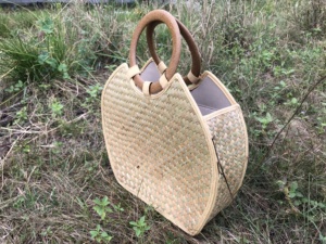 Bolsa de paja tejida a mano con asa de cuero logotipo personalizado grabado evento de moda regalo para mujeres vietnamitas productos promocionales - Product Image 4