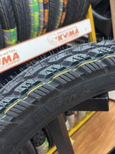 Pneu de moto KUMA K103 de haute qualité et durable, fabriqué au Vietnam, en caoutchouc naturel + carcasse en nylon, 2.75-17/3.00-17/3.00-18, noir - Product Image 4