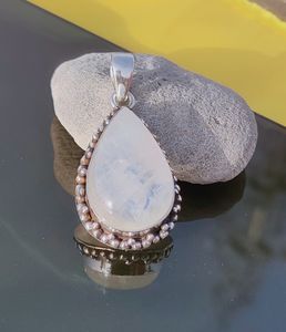 จี้925สเตอร์ลิงเงินคลาสสิกพร้อมลูกแพร์ตัดสีรุ้งมูนสโตนจี้ชั้นดีและสเน่ห์สำหรับวันครบรอบขายส่ง - Product Image 1