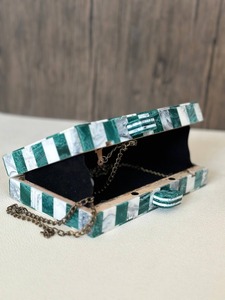 Pochette de soirée et sac à main de luxe en résine pour femme, idéal pour les mariages et les événements. - Product Image 5