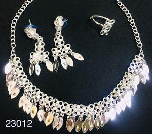 Conjunto de Collar con Colgante Triangular de Cuentas Chapado en Oro Tradicional con Pendientes a Juego, Joyería de Imitación al por Mayor 23025 - Product Image 3