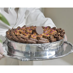 Plateau à dessert au chocolat de luxe avec grappes de noix et garniture de pétale de rose sur un élégant plateau de service en argent pour la vente en gros et les événements - Product Image 1