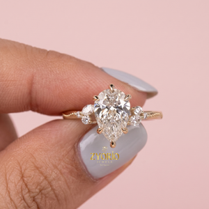 Anillo de Compromiso de Oro de 10K con Corte de Pera y Tres Piedras, Anillo con Acento Marquise, Joyería Elegante para Novia - Product Image 4