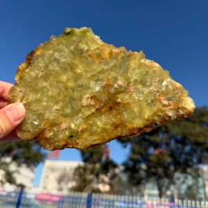 Irisan Mika Emas Alami Tidak Beraturan Berkilau Spesimen Mineral Muscovite Emas Tipis untuk Dekorasi Rumah & Pembuatan Perhiasan - Product Image 1