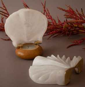 Exquisito portavelas de alabastro blanco, diseño de concha tallada a mano, hecho a mano en la India para una lujosa decoración del hogar - Product Image 3