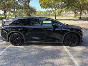 Sedán Gravity Grand Touring 2024 Recién Detallado, 828 Caballos de Fuerza, Motor Dual, Tracción en las Cuatro Ruedas, Automático, Volante a la Izquierda, Cuero, R18, 5 Asientos - Product Image 3