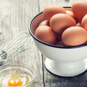 ไข่ไก่สีน้ำตาลและสีขาวสดเก็บไข่ฟักที่อุดมสมบูรณ์ไว้ในกล่องสำหรับใช้ในฟาร์ม - Product Image 4