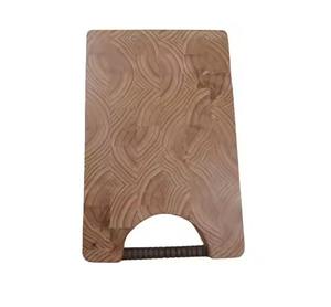 Elegante tabla de cortar de madera creada para casas de moda que combina funcionalidad con un cálido encanto rústico - Product Image 2