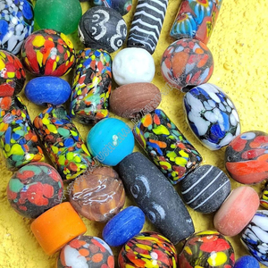 Cuentas de cristal para horno al mejor precio, piezas de joyería de Coral de hueso con cuentas de resina hechas a mano para decoraciones elegantes - Product Image 1