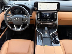 รถยนต์ Lexus LX600 สีขาว ปี 2025 สภาพดีเยี่ยม เครื่องยนต์ 3.5L V6 Turbo Sport กำลัง 409 แรงม้า/5200 รอบต่อนาที 6 สูบ 7 ที่นั่ง เกียร์อัตโนมัติ 10 สปีด - Product Image 4