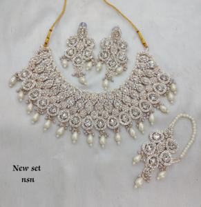 Collier ras de cou en cristal de zircon cubique magnifique et époustouflant plaqué or antique avec boucles d'oreilles pour femmes - Product Image 5