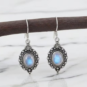 Boucles d'oreilles clous en pierre de lune arc-en-ciel ornée, plaquées or, argent sterling, pendentif en grappe, style vintage mignon, pierre de naissance de juin - Product Image 1