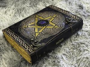 Funda de cuero genuino, diseño con pentagrama grabado a mano con un centro de piedras preciosas, estilo gótico, pagano, Wicca, medieval. - Product Image 2