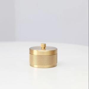 ที่เขี่ยบุหรี่ทองเหลืองคุณภาพดีพร้อมฝาปิดดีไซน์ลายพิมพ์สวยงามสไตล์อเมริกัน - Product Image 5