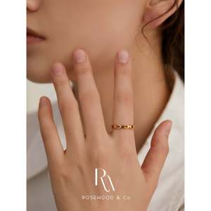 Anello Sottile in Oro con Catena Delicata e Incastonatura, Anello Impermeabile Antiossidante, Fede Nuziale Minimalista con Catena in Oro - Product Image 2