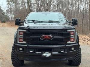 Ford F-450 Super Duty Platinum Diesel Turbo Manuel 2019 d'occasion, conduite à gauche, pneus R18, intérieur foncé, sièges en tissu, à vendre - Product Image 3