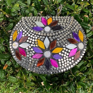 กระเป๋าคลัทช์โลหะโมเสกทำด้วยมือที่ทันสมัยกระเป๋าสีทอง & สีเงินทนทานสำหรับโบฮีเมียนของเธอจากอินเดียโดยงานฝีมือ RF - Product Image 4