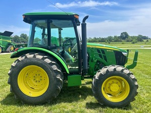 Tractor de Ruedas John Deere 5060E Usado, Tracción en las 4 Ruedas, Transmisión por Engranajes, Tractor Utilitario Agrícola con Cabina Cerrada - Product Image 1