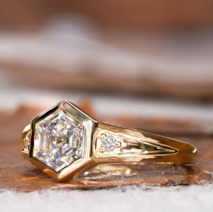 Anillo Solitario con Diamante de Laboratorio de 1.00ct con Corte Hexagonal Escalonado y Engaste de Bisel, con Piedras Laterales, en Oro Amarillo, para Boda o Fiesta - Product Image 2