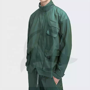 ชุดวอร์มผู้ชายแบบมีฮู้ด สไตล์ฮิปฮอป สำหรับฤดูใบไม้ร่วงและฤดูหนาว เสื้อแจ็คเก็ตกันลมแบบสปอร์ต ดีไซน์กระเป๋าคาร์โก้ ชุดจ็อกเกอร์ทรงโอเวอร์ไซส์ รับผลิตแบบ OEM และปรับแต่งได้ - Product Image 4