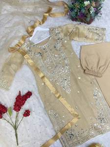 Tenue ethnique indienne de créateur : haut en soie brodé et orné de sequins, pantalon en soie butter et dupatta en tulle papillon - Product Image 3