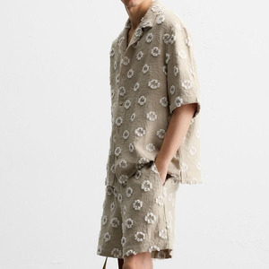 Conjunto de Dos Piezas para Hombre con Textura de Lujo y Bordado, Camisa con Cuello Cubano Floral y Pantalones Cortos con Cordón, Ropa de Playa y Resort - Product Image 6