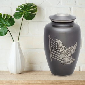 Nouvelles urnes funéraires de qualité supérieure pour cendres humaines, urnes commémoratives décoratives en métal faites à la main pour adultes - Product Image 4