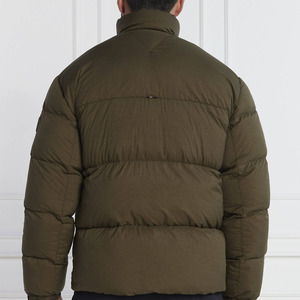 Mantente cómodo y elegante con esta chaqueta acolchada resistente al agua, perfecta para el uso diario en estaciones frías. - Product Image 2