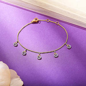 สร้อยข้อมือชาร์มสุดหรูสำหรับผู้หญิงในสีเยลโลว์โกลด์ประดับเพชร - Product Image 5