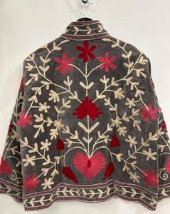 Veste en coton brodée Suzani indienne faite à la main pour femmes, veste bomber courte de style bohème pour l'hiver - Product Image 2