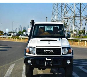 LANDCRUISER 79 DOUBLE CAB PICKUP V8 4.5L 4WD 2023 EN BON ÉTAT - Prêt à être expédié - Product Image 1