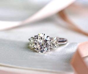 Anillo de compromiso de tres piedras con diamantes cultivados en laboratorio de corte ovalado, engastados en oro macizo y realzados con baño de rodio para un acabado brillante. - Product Image 6