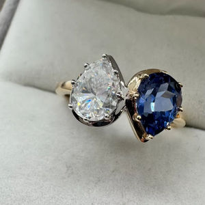 Anillo Toi et Moi de Dos Tonos con Moissanita en Forma de Pera y Zafiro en Forma de Pera con Plata 925, Joyería de Compromiso Original, Regalo para Pareja - Product Image 1