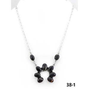 Collier de style classique sud-ouest fait main avec perles en argent sterling et perles noires, orné de motifs de fleurs, d'ancre et de chiffres - Product Image 1