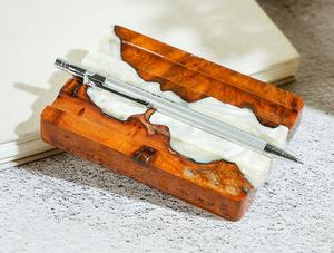 Plateau de stylo de bureau en résine personnalisable de qualité supérieure Excellente qualité Prix bon marché Conception de petit bureau Bureau de stylo en bois et en résine personnalisé - Product Image 2