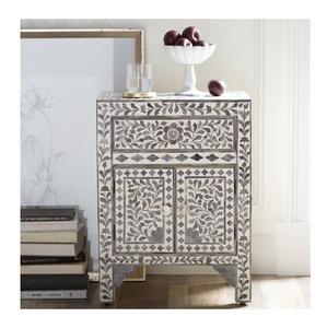 Mesa Auxiliar Artesanal con Incrustaciones de Hueso y Detalles de Ágata, Hecha a Mano por Proveedor Indio - Product Image 2