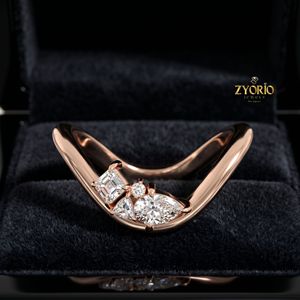 Anillo Chevron Cluster en Oro de 18K, Anillo de Lujo con Formas Mixtas - Product Image 4