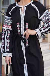 Robe en lin brodée Ukraine noire faite à la main Style Vishivanka avec des détails de chemise brodés traditionnels pour les femmes - Product Image 3