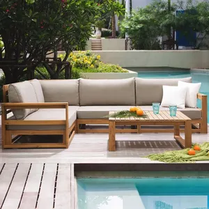 Andy đặt ghế sofa 4 chỗ ngồi và 1 bàn làm bằng gỗ Tếch rắn và đệm màu Xám không thấm nước với kết thúc tự nhiên.