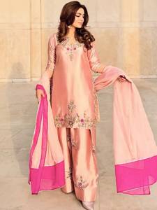 Conjunto de top de seda elegante con bordado de diseñador y trabajo de lentejuelas, con pantalón estilo Farshi y dupatta, completamente cosido y listo para usar. - Product Image 4